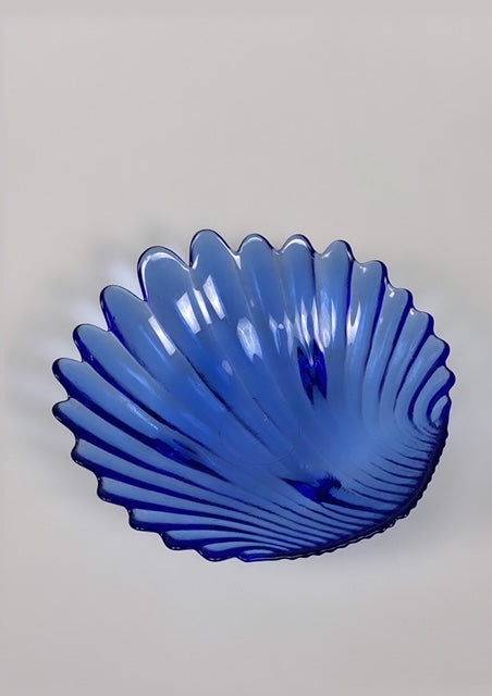 Vintage glass seashell-shaped fruitbowl