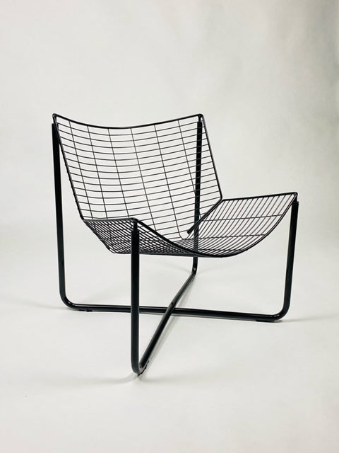 Wire lounge chair designed by Niels Gammelgaard