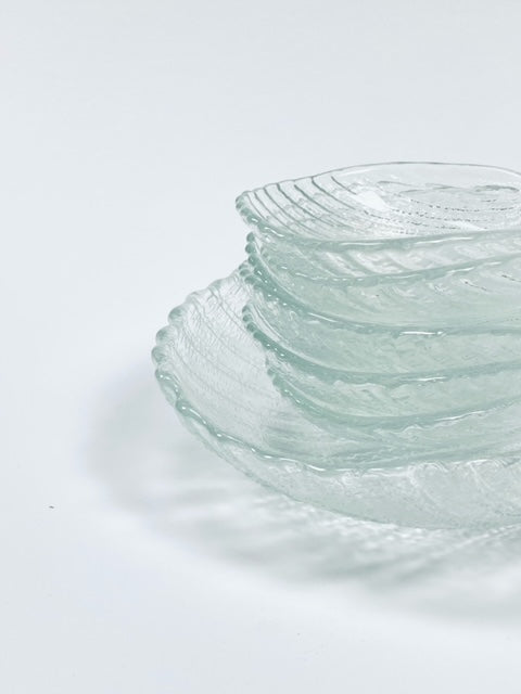 Set of glass seashell-shaped bowls