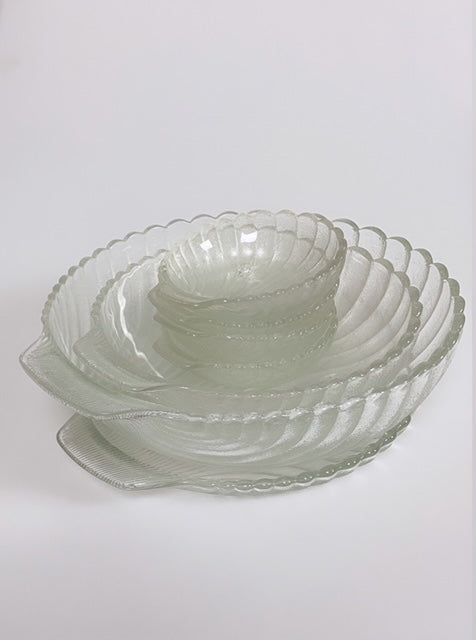 Set of shell-shaped serving bowls