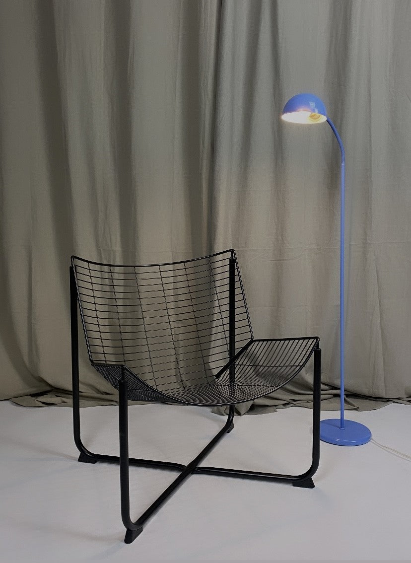 Wire lounge chair designed by Niels Gammelgaard